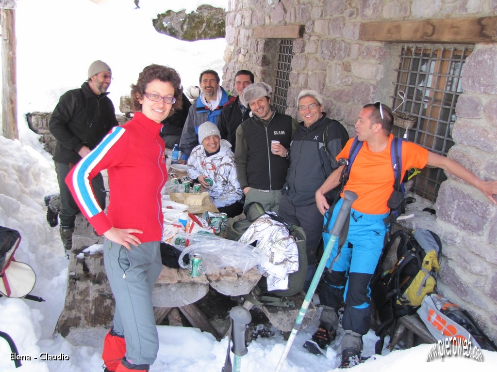 27 Ci uniamo a un gruppo incontrato alla baita Gianpace.JPG